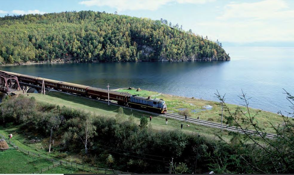 Train Or des Tsars longeant le lac Baïkal