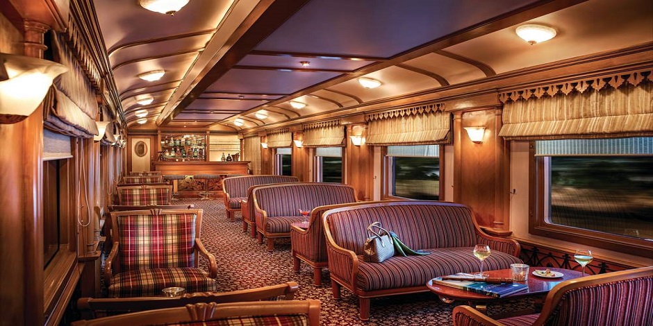Bar‑lounge du Train Deccan Odyssey – ambiance lounge de luxe en Inde