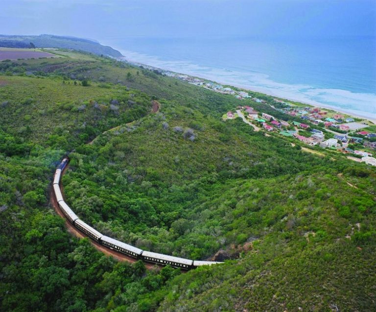 Train Shongololo Express serpentant dans la végétation luxuriante le long de la côte sud-africaine vue aérienne