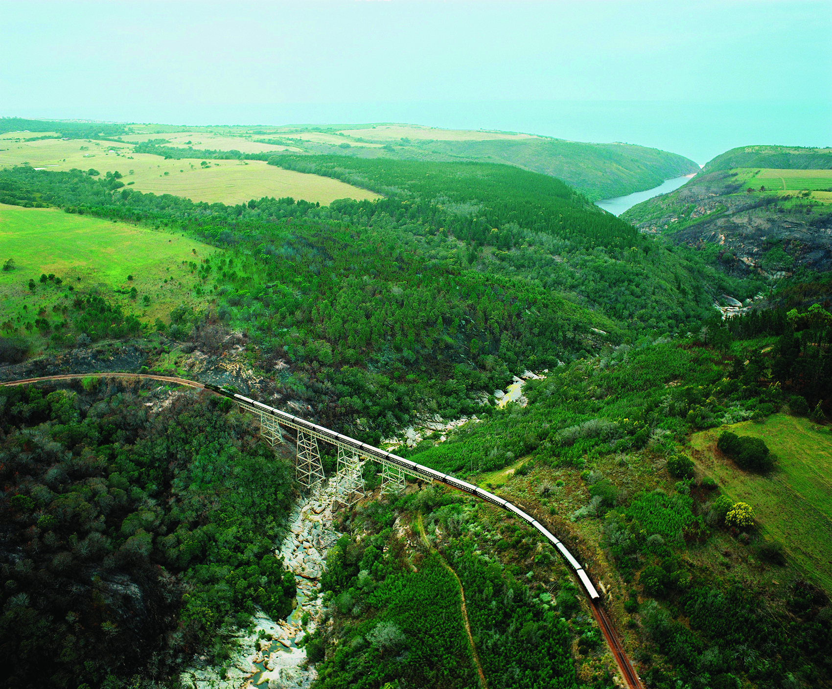 Train Shongololo Express sur un pont en Afrique australe