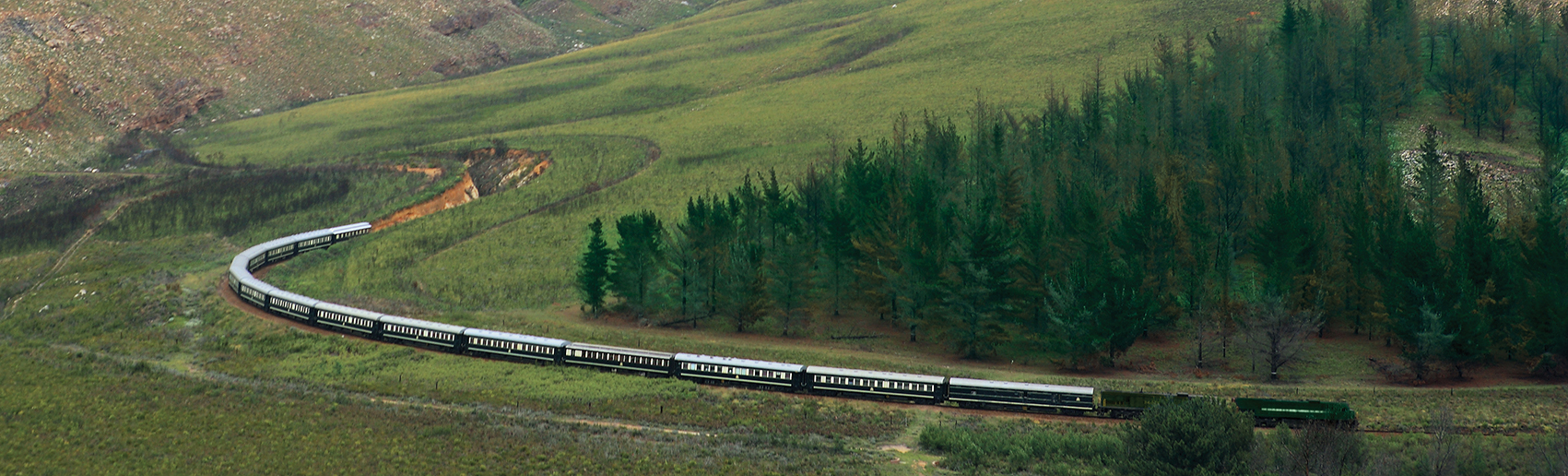 Train Shongololo Express traversant la campagne africaine