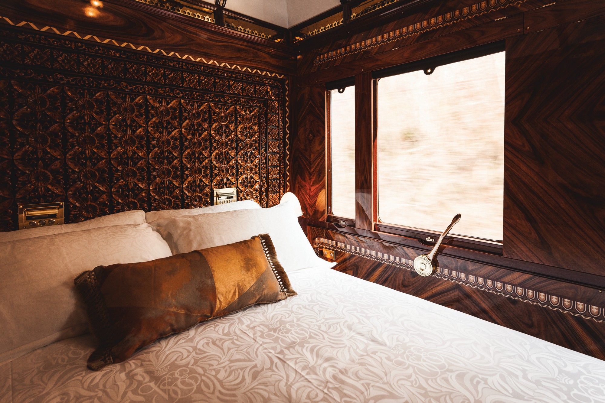 Steward Venice Simplon-Orient-Express — service élégant bord Orient Express