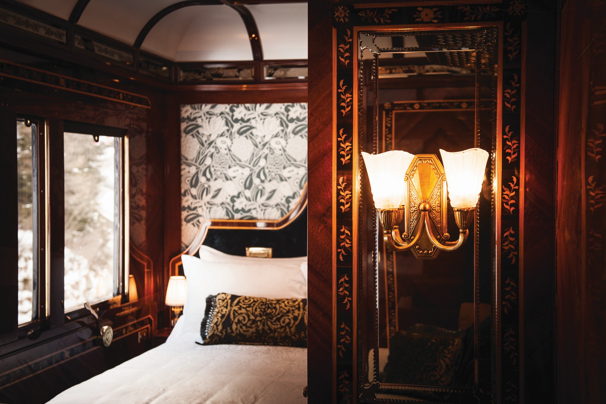 Couloir voiture Venice Simplon-Orient-Express — boiseries dorées Orient Express