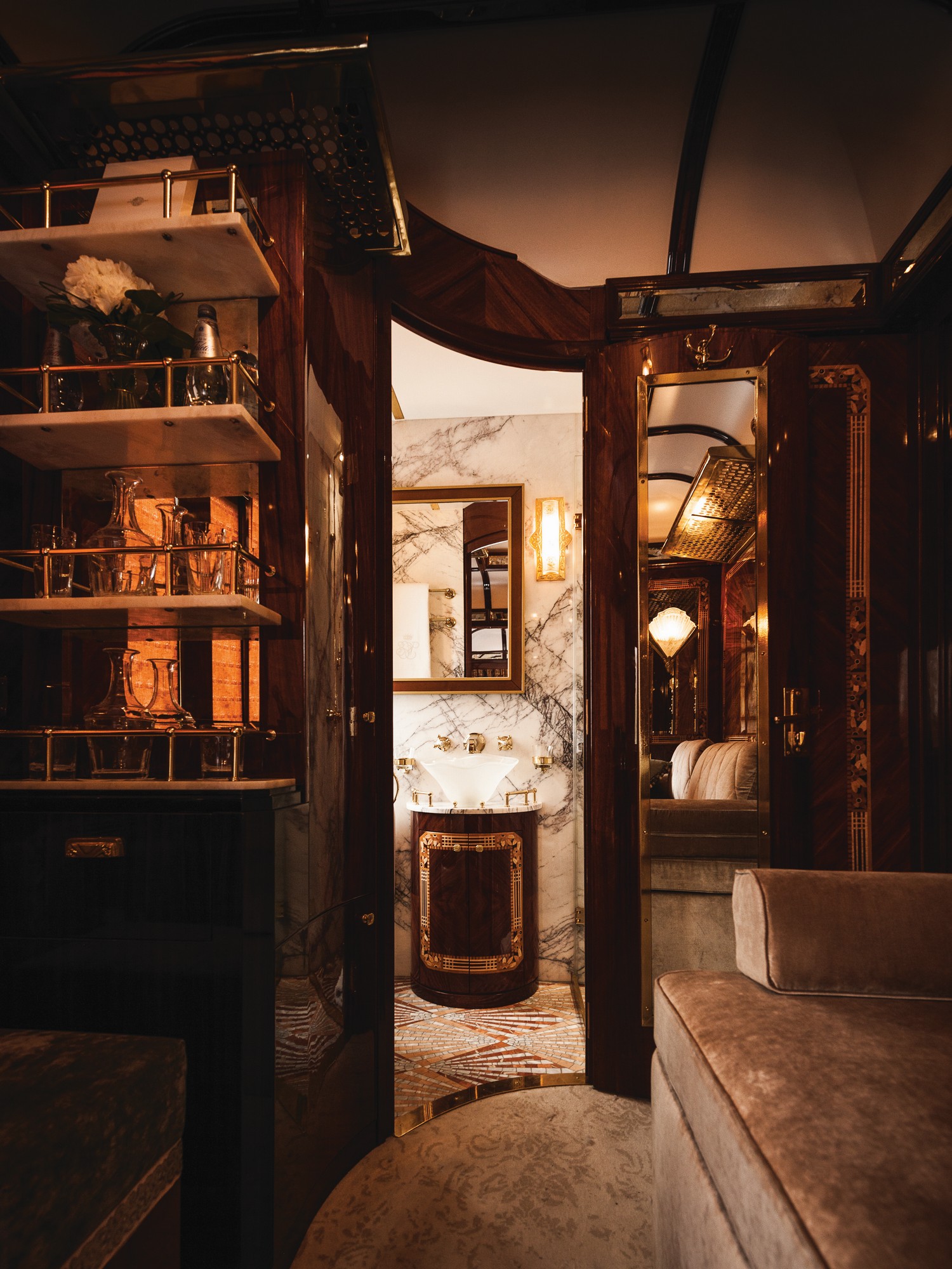 Détail intérieur voiture Venice Simplon-Orient-Express — lampe Art Déco