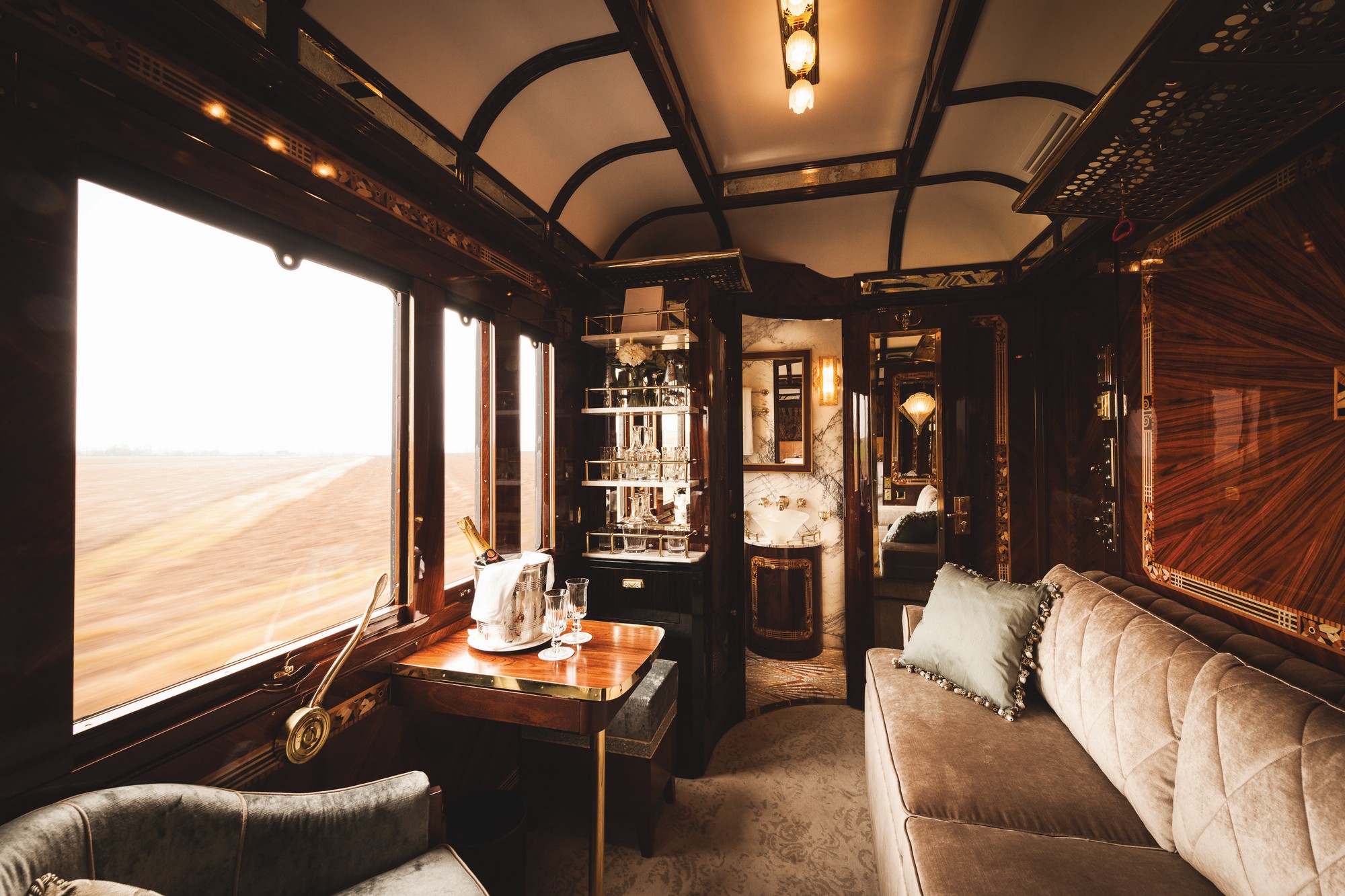 Couloir Art Déco du Venice Simplon-Orient-Express — reflets boiseries
