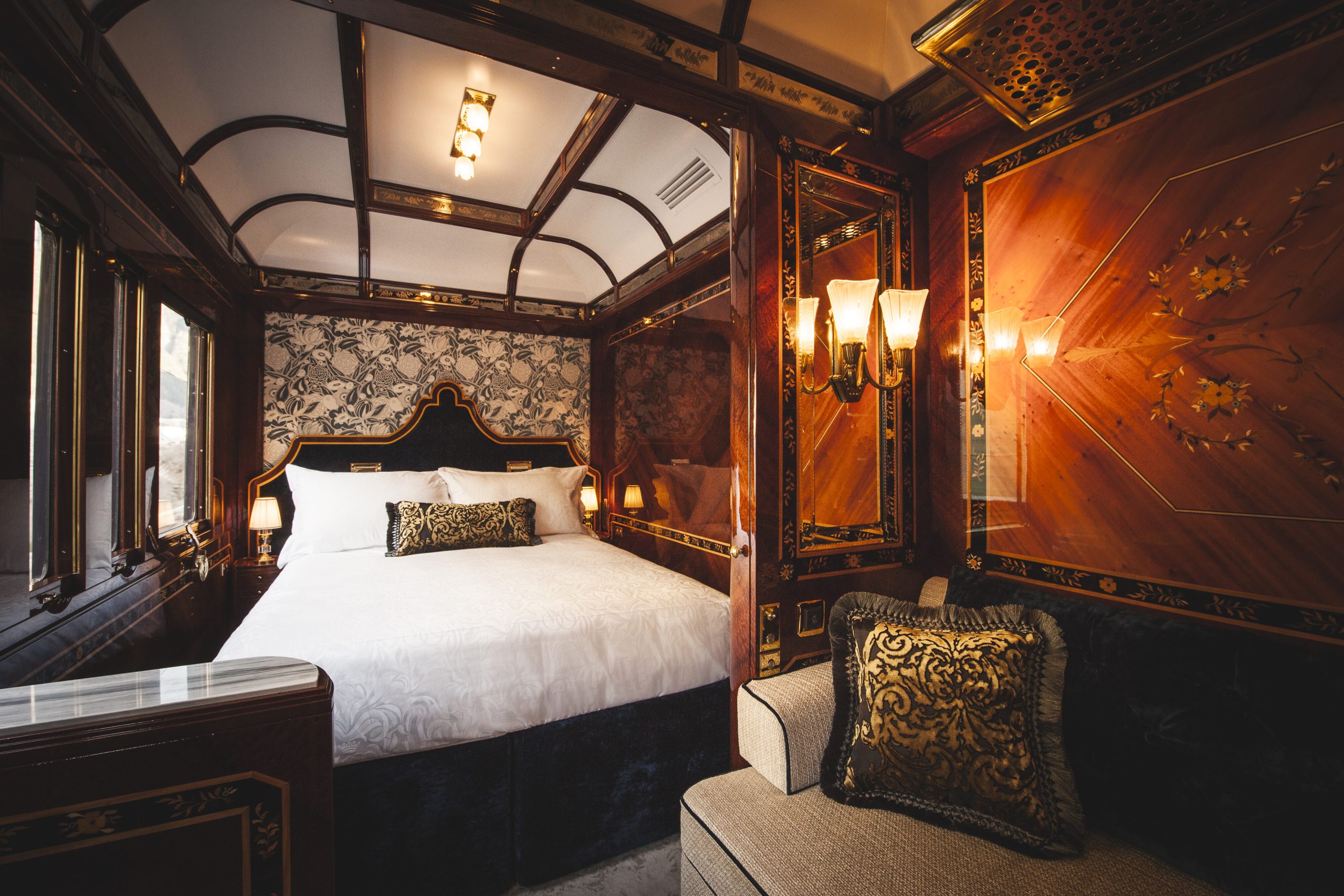 Grand Suite Venice Simplon-Orient-Express – salon avec lit en velours et boiseries