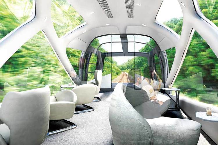 Voiture panoramique du train Shiki Shima avec baies vitrées, fauteuils design blanc et vue sur forêt japonaise