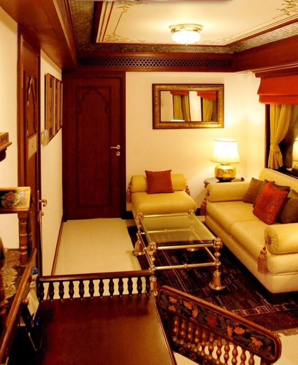 Train Maharajas Express – vue extérieure devant la gare en Inde