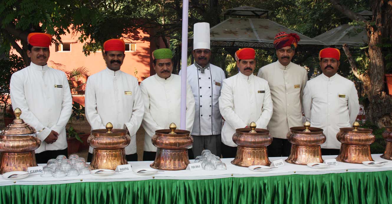 Buffet gastronomique servi par le personnel en tenue Rajasthani – Palace on Wheels