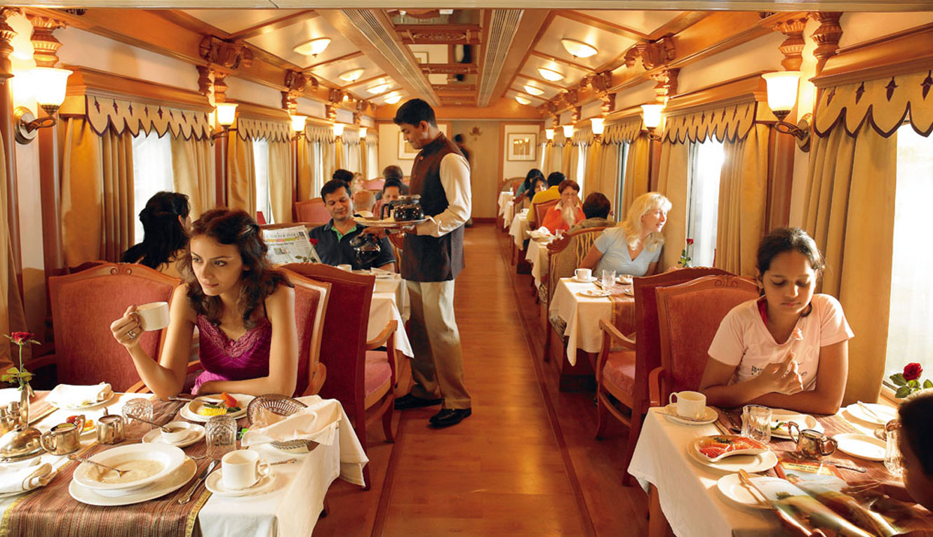 Restaurant du Golden Chariot – salle de restaurant luxueuse en Inde du Sud