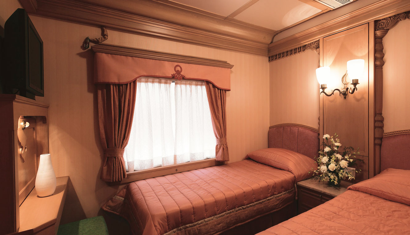 Cabine Deluxe Twin Golden Chariot – 2 lits, décor princier, Inde du Sud