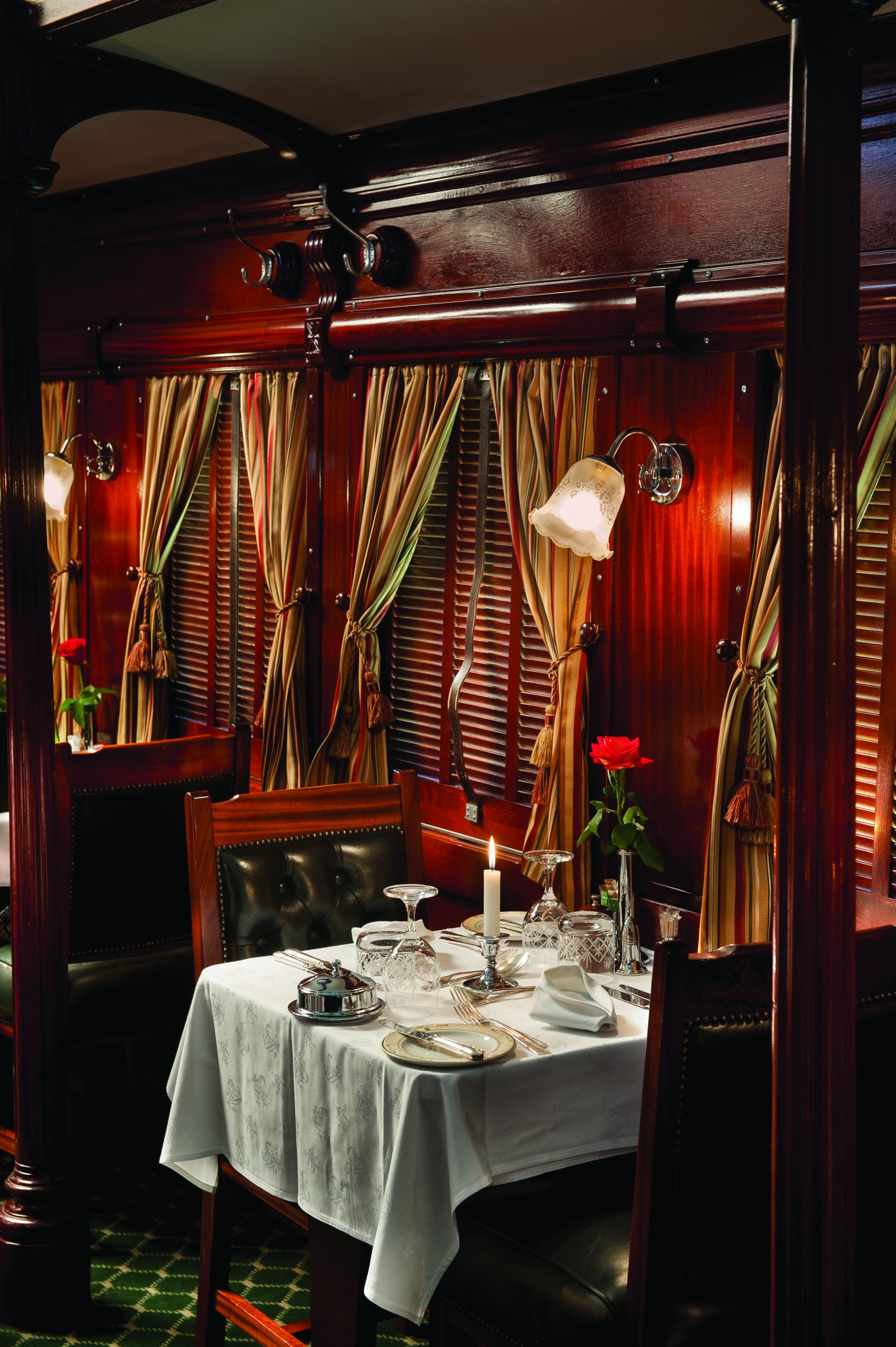 Dîner à deux dans le restaurant du Rovos Rail — table dressée en argent avec vue panoramique