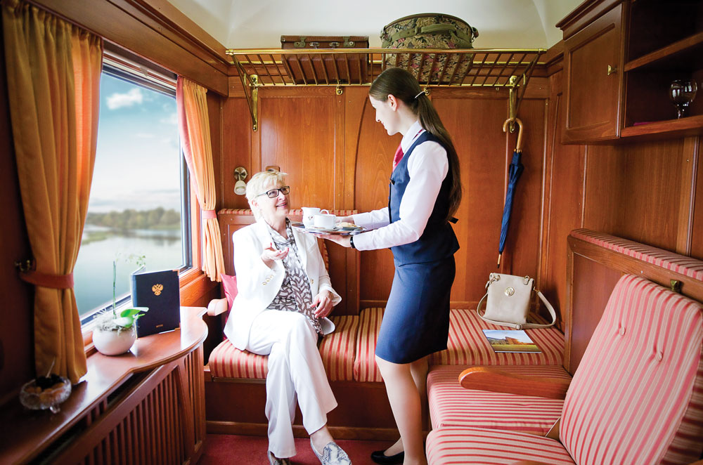 Service dans la cabine deluxe du Golden Eagle Danube Express train de luxe Europe