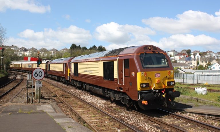 Locomotive DB Cargo 67024 en livrée Pullman marron et crème arrivant à Truro avec voitures de luxe