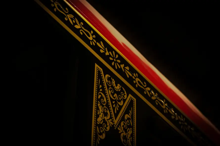 Détail ornemental doré art à la française à bord du Grand Tour France Train, motifs floraux raffinés