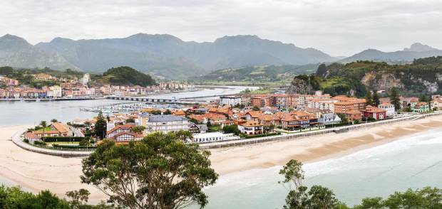Plage et front de mer de Ribadesella dans les Asturies, escale des Picos de Europa du Costa Verde Express