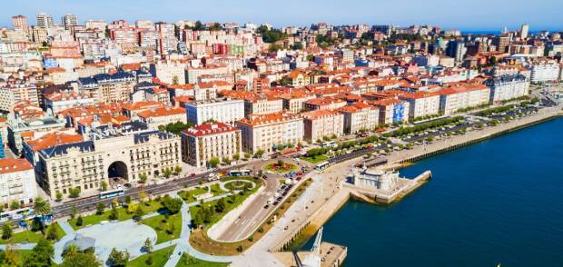 Santander en Cantabrie avec ses façades belle époque en bord de mer, escale du Costa Verde Express