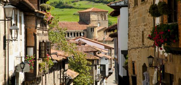 Ruelles médiévales pavées de Santillana del Mar en Cantabrie, étape culturelle du Costa Verde Express