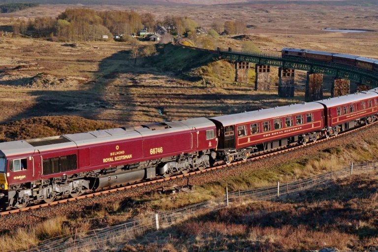 Train Belmond Royal Scotsman traversant les Highlands écossais avec voiture d'observation panoramique