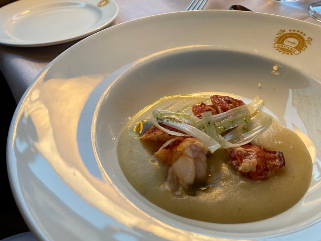 Plat de homard gastronomique servi à bord du Costa Verde Express, accompagné de fenouil et velouté