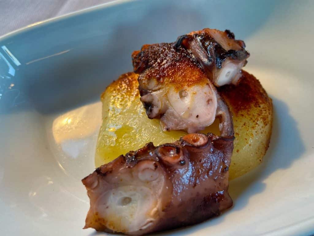 Encornet snacké à la galicienne servi en voiture-restaurant du Costa Verde Express