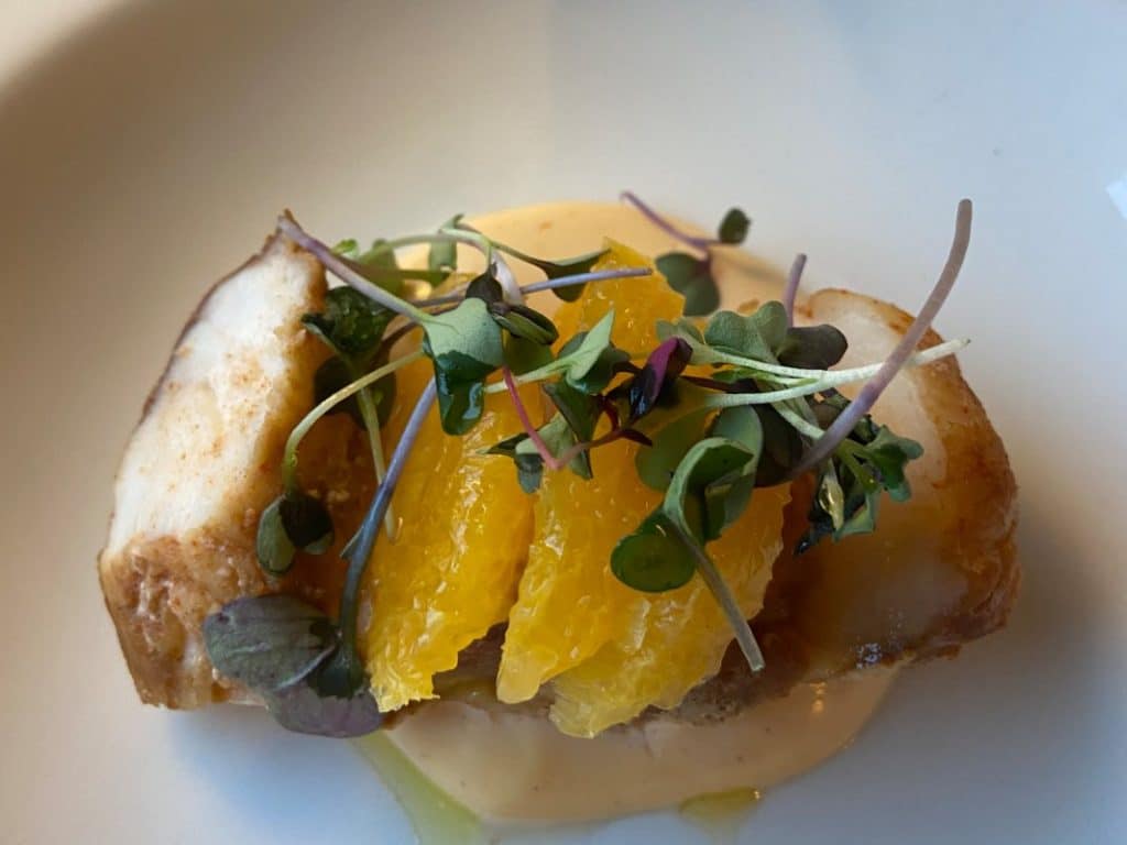 Poisson de l'Atlantique snacké aux herbes servi en voiture-restaurant du Costa Verde Express