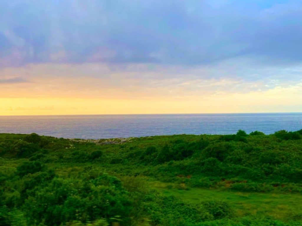 Coucher de soleil sur l'océan Atlantique et la côte verdoyante depuis le Costa Verde Express