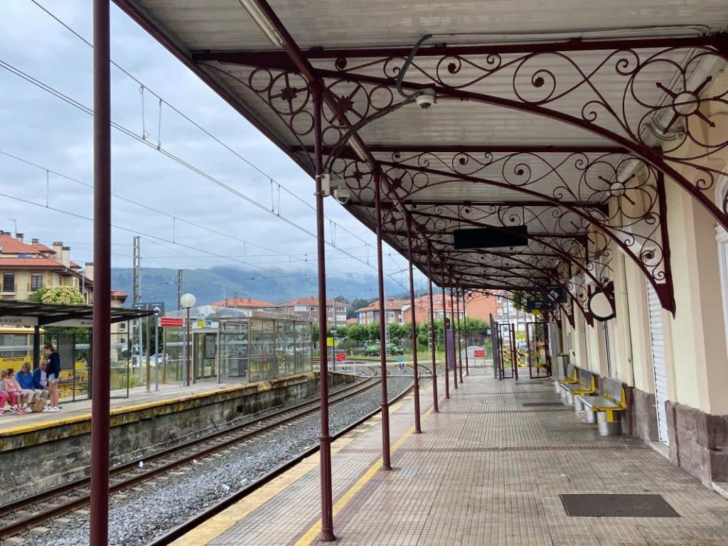 Train Costa Verde Express stationné à quai en gare lors d'une étape nocturne