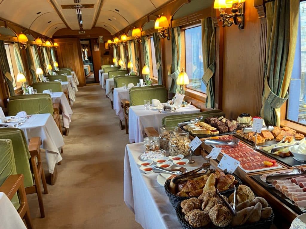 Petit-déjeuner à la carte servi dans la voiture-restaurant du Costa Verde Express