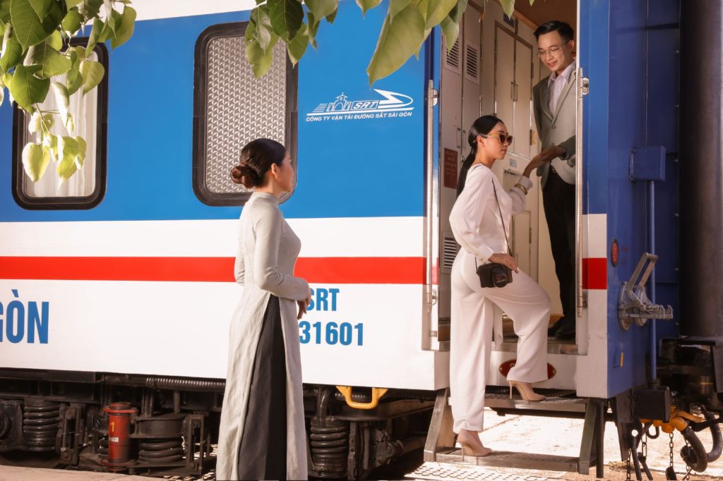 Le personnel à bord du train de luxe Vietage by Anantara, Vietnam