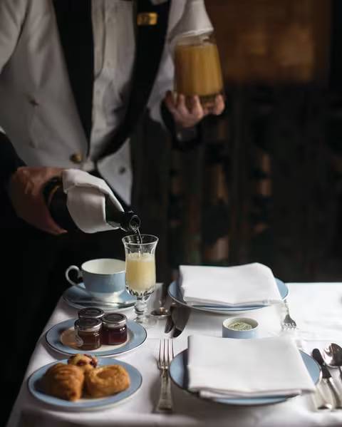 Bellini servi à bord du British Pullman, champagne et pêche