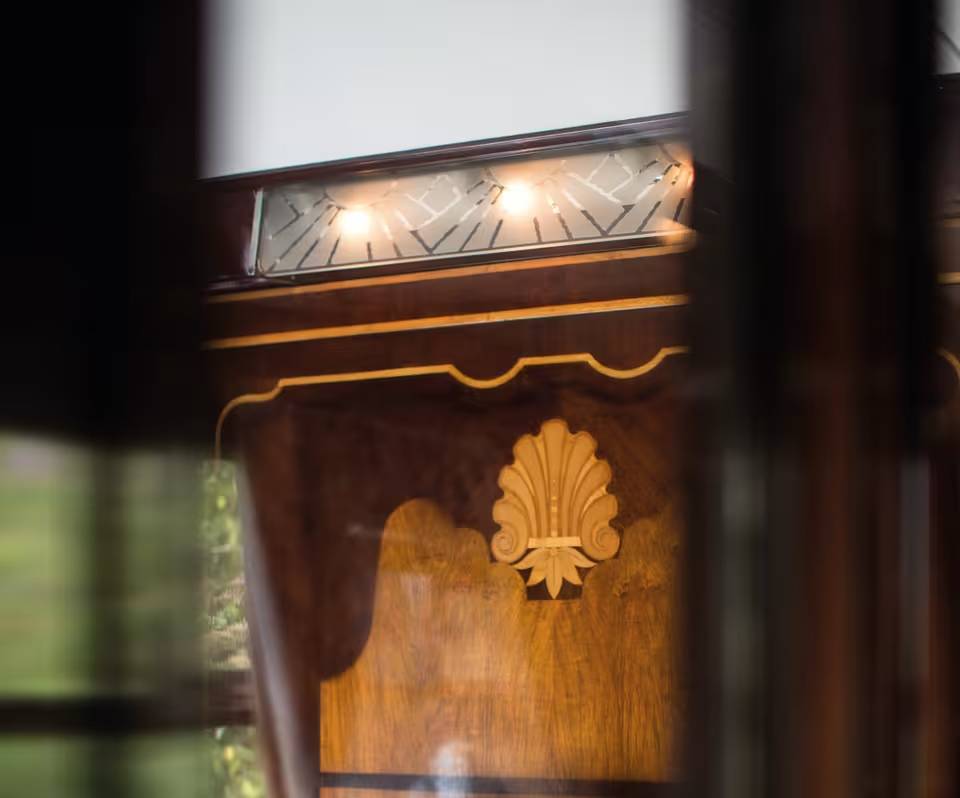 Détail marqueterie bois précieux et motif coquille dans voiture Pullman Golden Arrow, train de luxe vintage