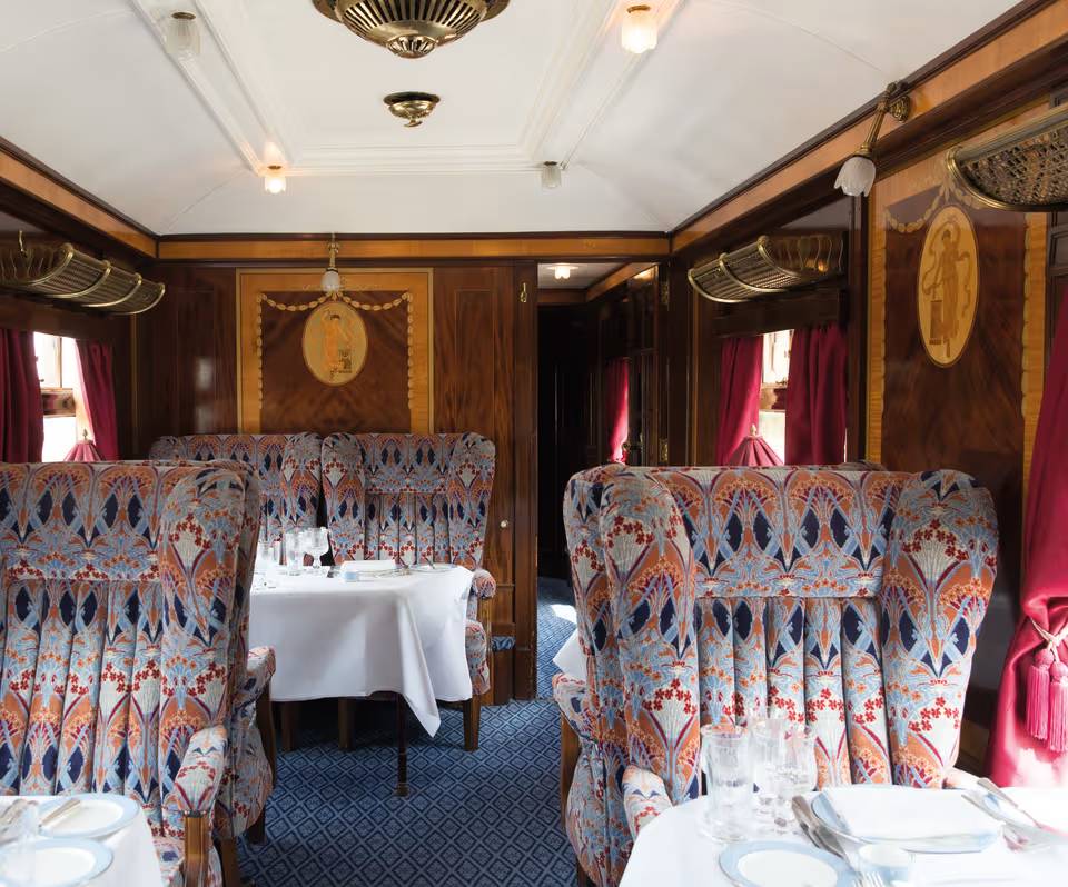 Service à table dans la voiture Ibis du British Pullman