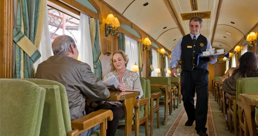 Salon commun du Costa Verde Express avec service personnalisé de l'équipage et décor rétro