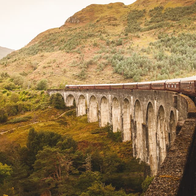 Train de luxe sur un pont en Écosse traversant les Highlands écossais - paysage spectaculaire