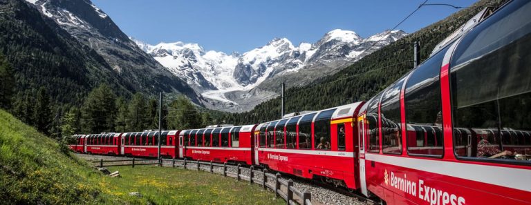 Bernina Express rouge traversant la courbe de Montebello avec glaciers et Alpes suisses en arrière-plan