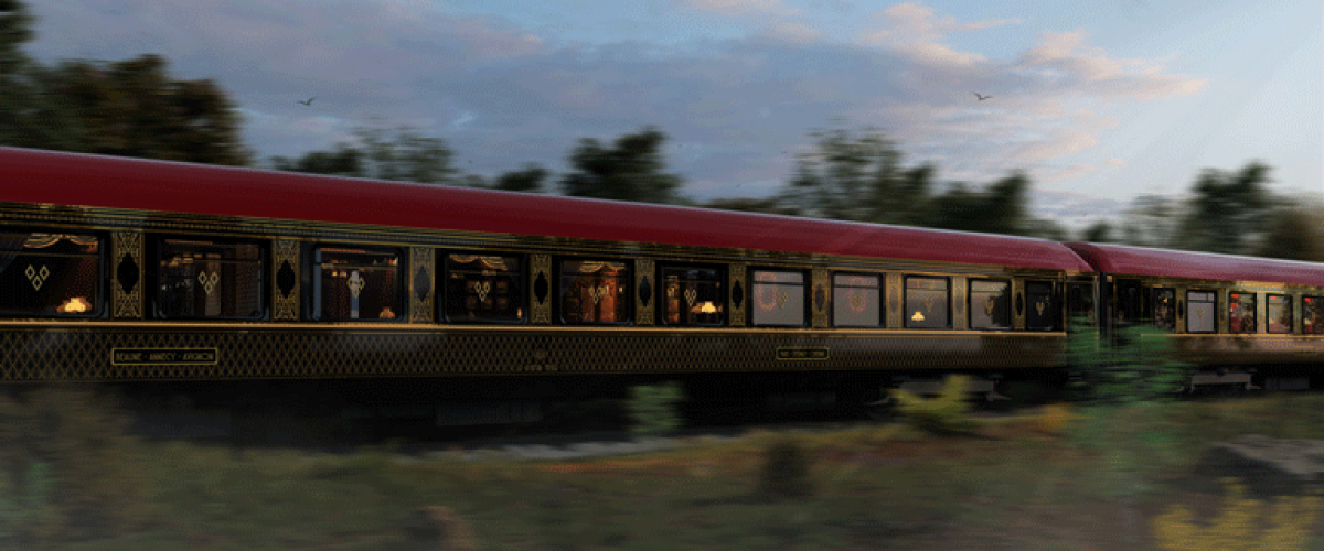 Train de luxe Le Grand Tour traversant la campagne au crépuscule, voitures élégantes aux fenêtres dorées illuminées