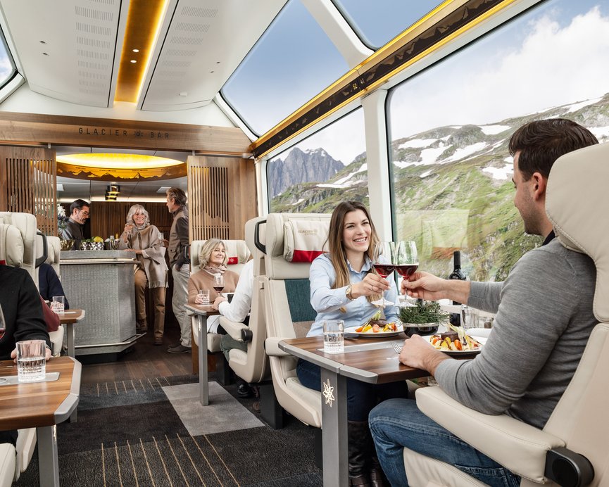 Excellence Class Glacier Express – couple avec vin rouge vue panoramique Alpes