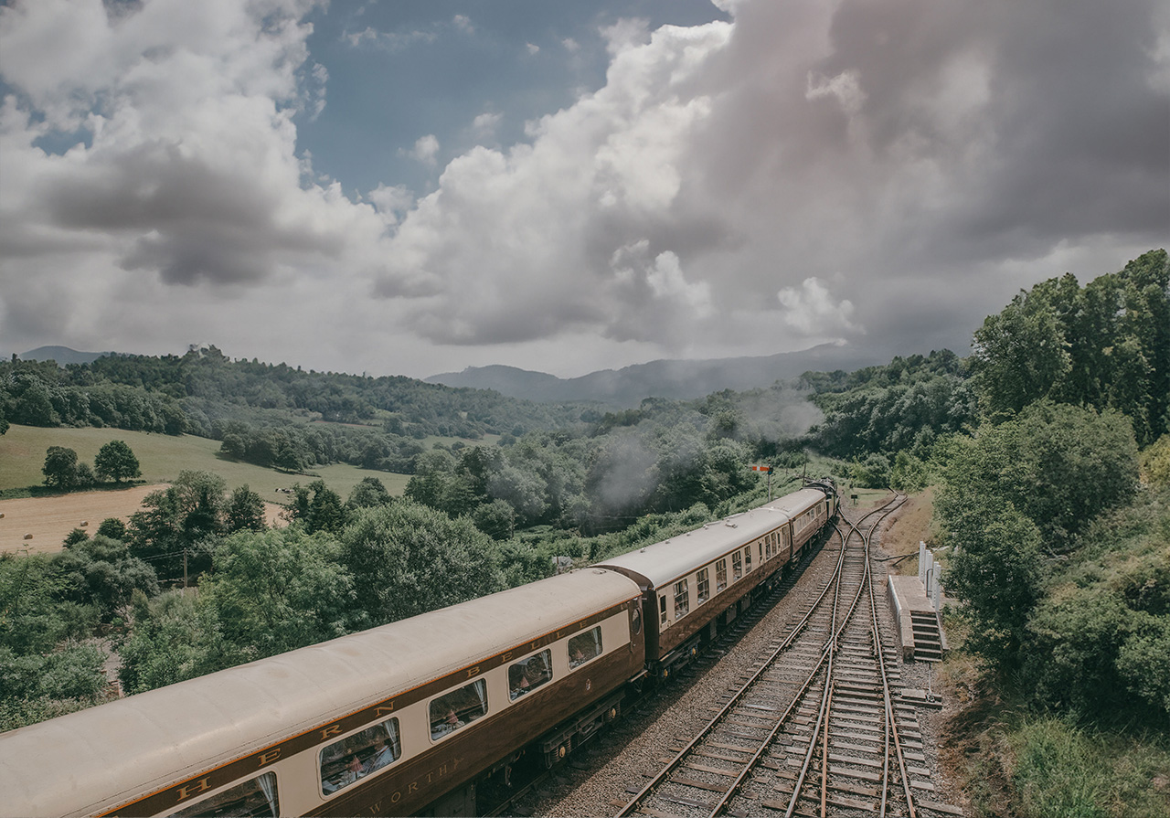 Northern Belle traversant la campagne britannique – train Pullman Art Déco