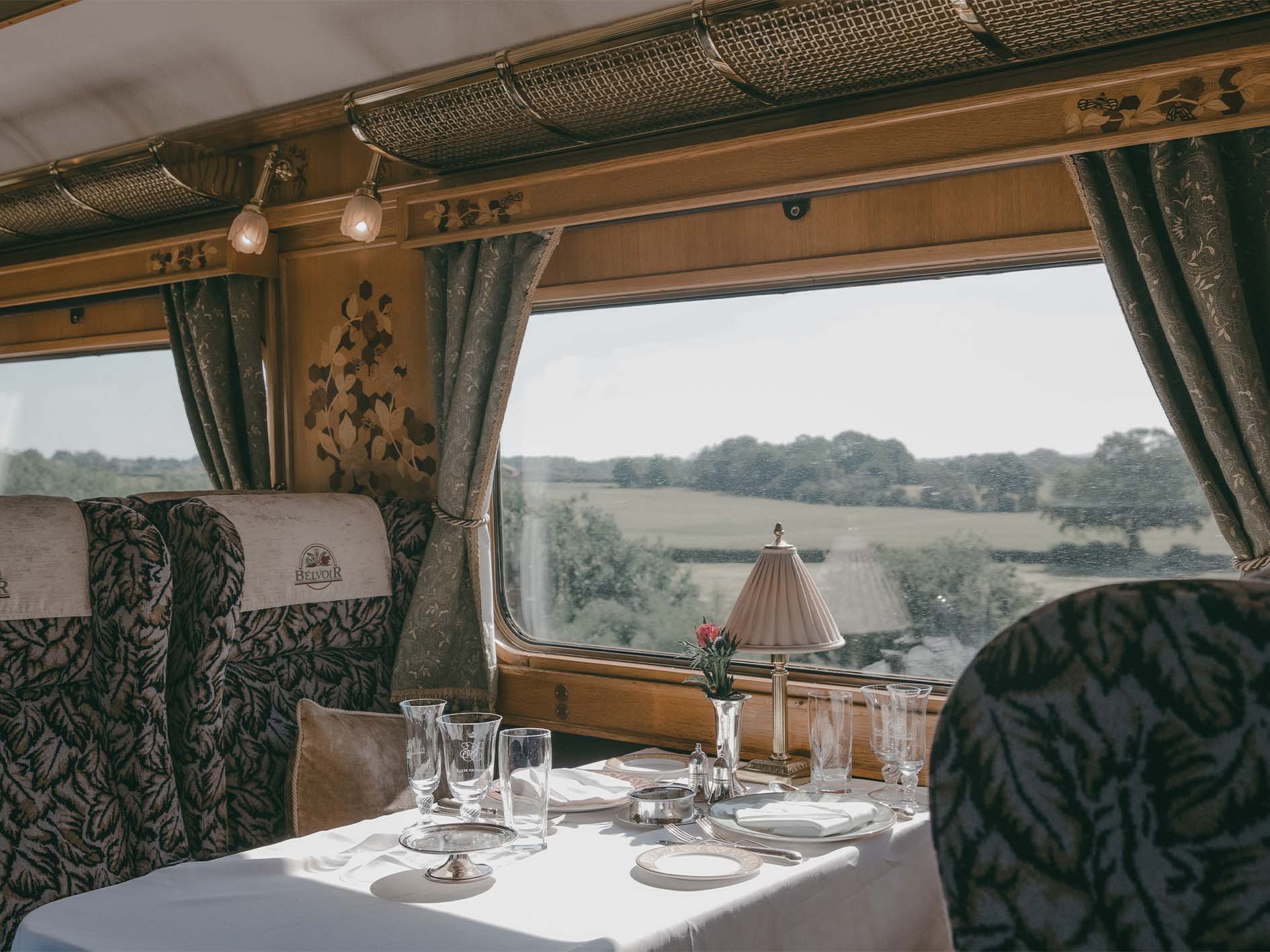 Voiture restaurant Northern Belle avec service de table gastronomique et décoration d'époque