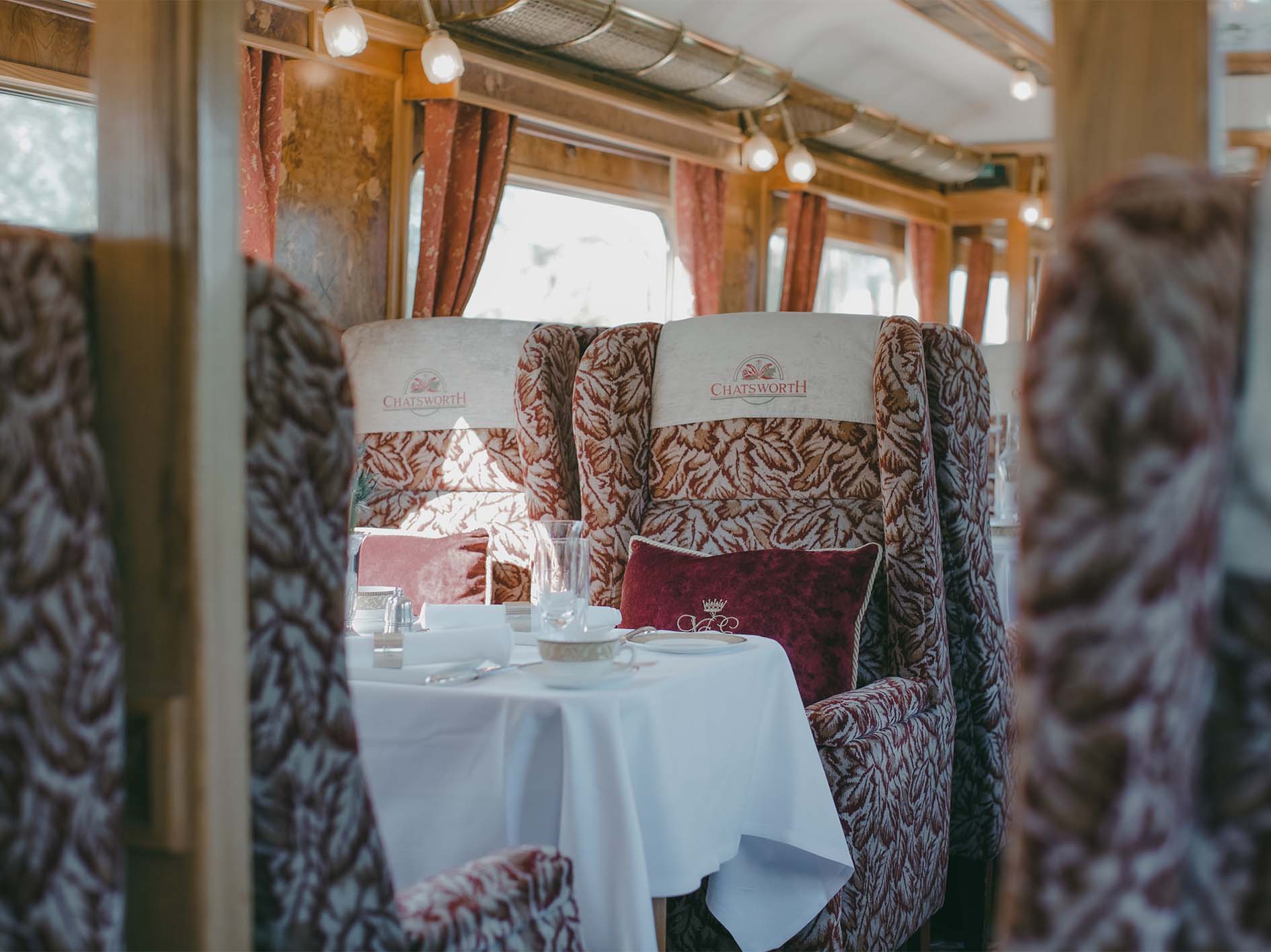 Intérieur luxueux d'une voiture restaurant du Northern Belle avec boiseries et lampes Art déco