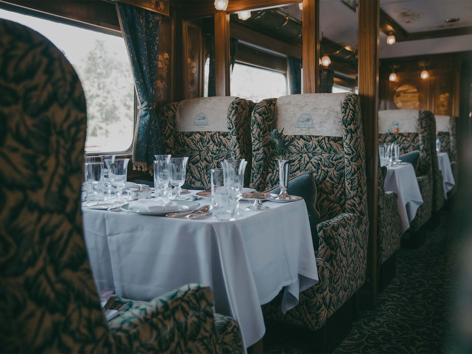 Voiture restaurant du Northern Belle - tables dressées avec élégance dans un wagon Pullman restauré