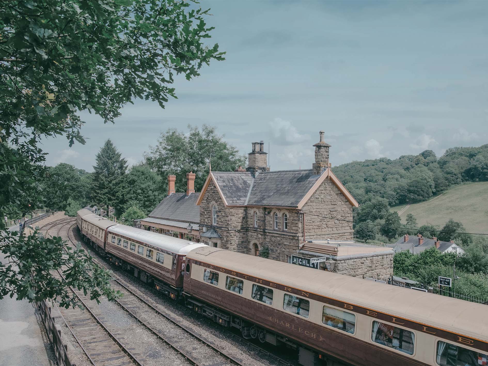Train Northern Belle traversant la gare de Highley en Angleterre, voitures Pullman crème et bordeaux