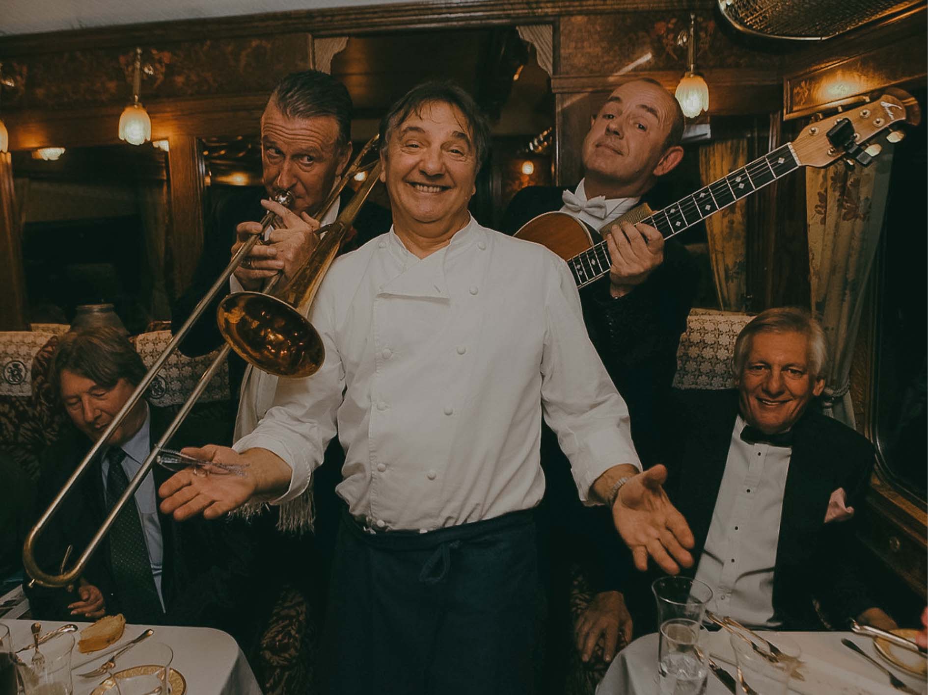 Musiciens jouant de la musique live dans le wagon restaurant du Northern Belle pendant le repas