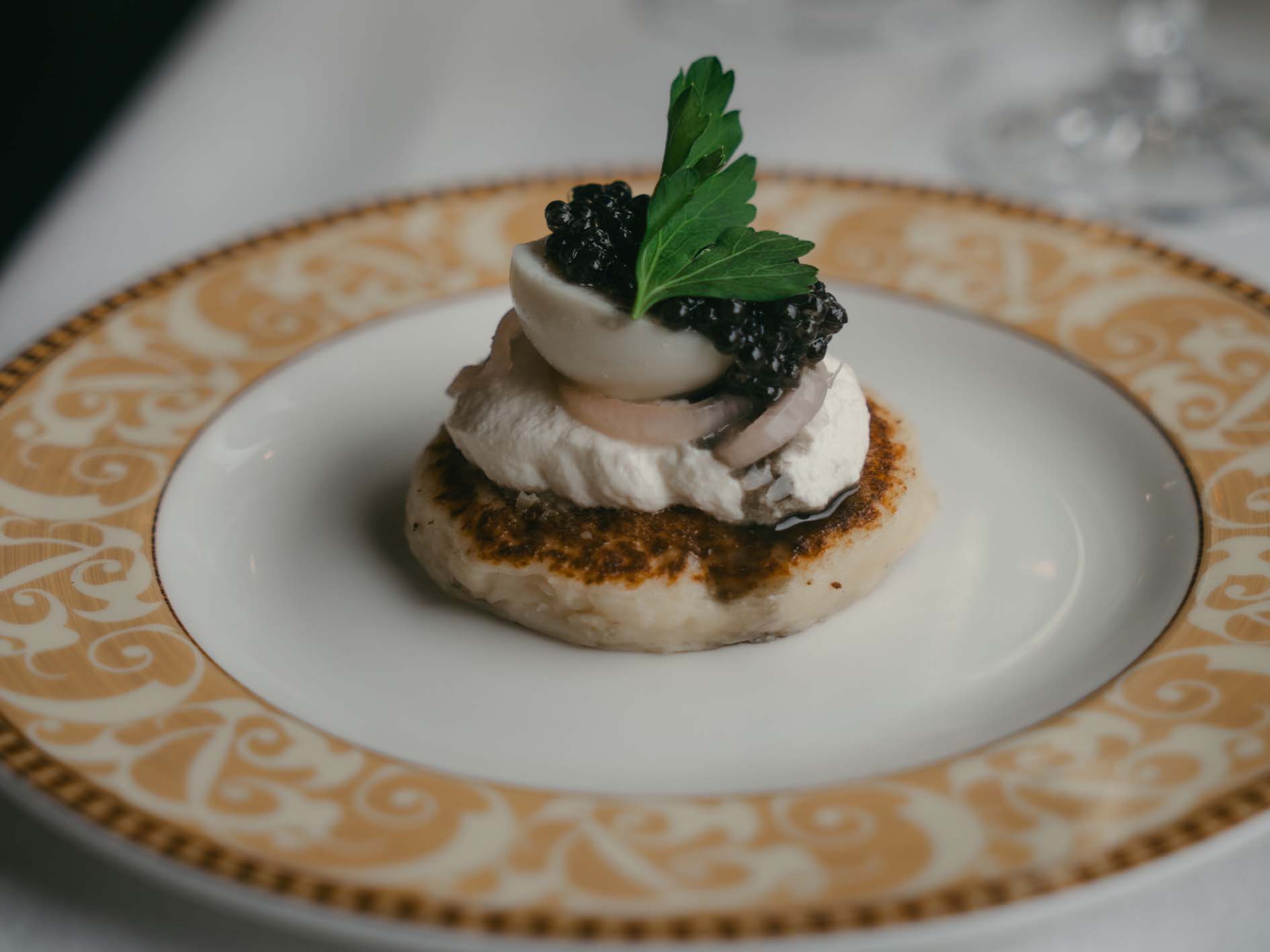 Ambiance conviviale dans le Northern Belle - passagers appréciant leur voyage gastronomique