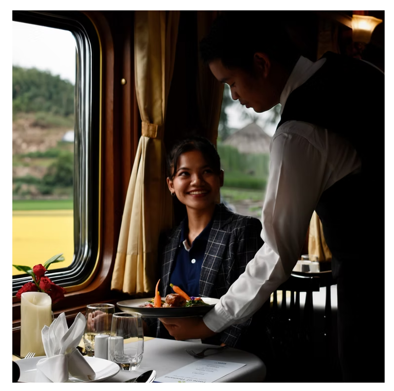 Service à table dans le restaurant du Blue Jasmine Train - voyage en train de luxe en Thaïlande
