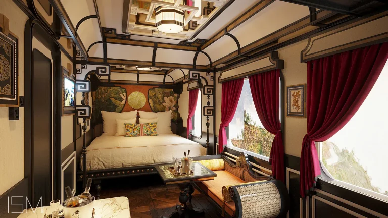 Suite luxe train avec lit à baldaquin noir, rideaux bordeaux et vue panoramique sur montagnes Vietnam