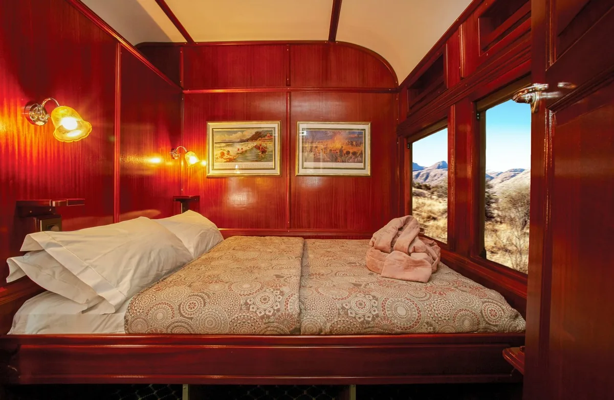 Cabine de luxe African Explorer avec lit double et boiseries rouges