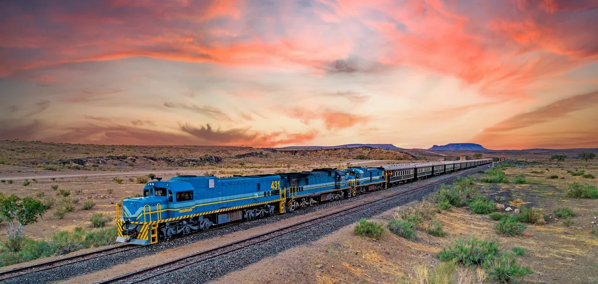 African Explorer au coucher du soleil en Namibie – train privé Afrique australe