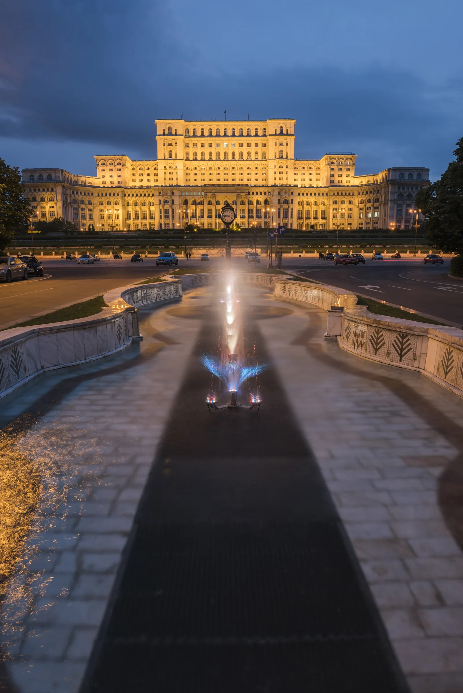 Palais du Parlement de Bucarest illuminé la nuit – étape de l'Orient Express Paris-Istanbul